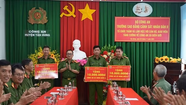 Trường Cao đẳng CSND II tặng quà Công an xã biên giới ở Long An