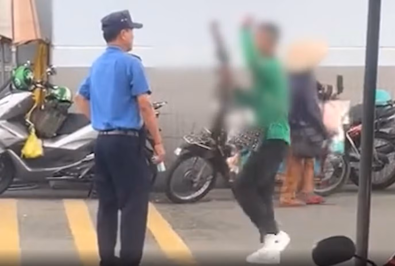 Nam thanh niên biểu hiện bất thường cầm súng nhựa chặn hàng loạt phương tiện trước Bến xe Miền Tây -0