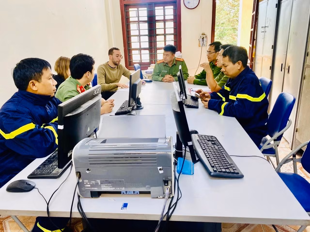 Công an thị xã Sa Pa xuyên đêm tìm kiếm du khách lạc trong rừng -0