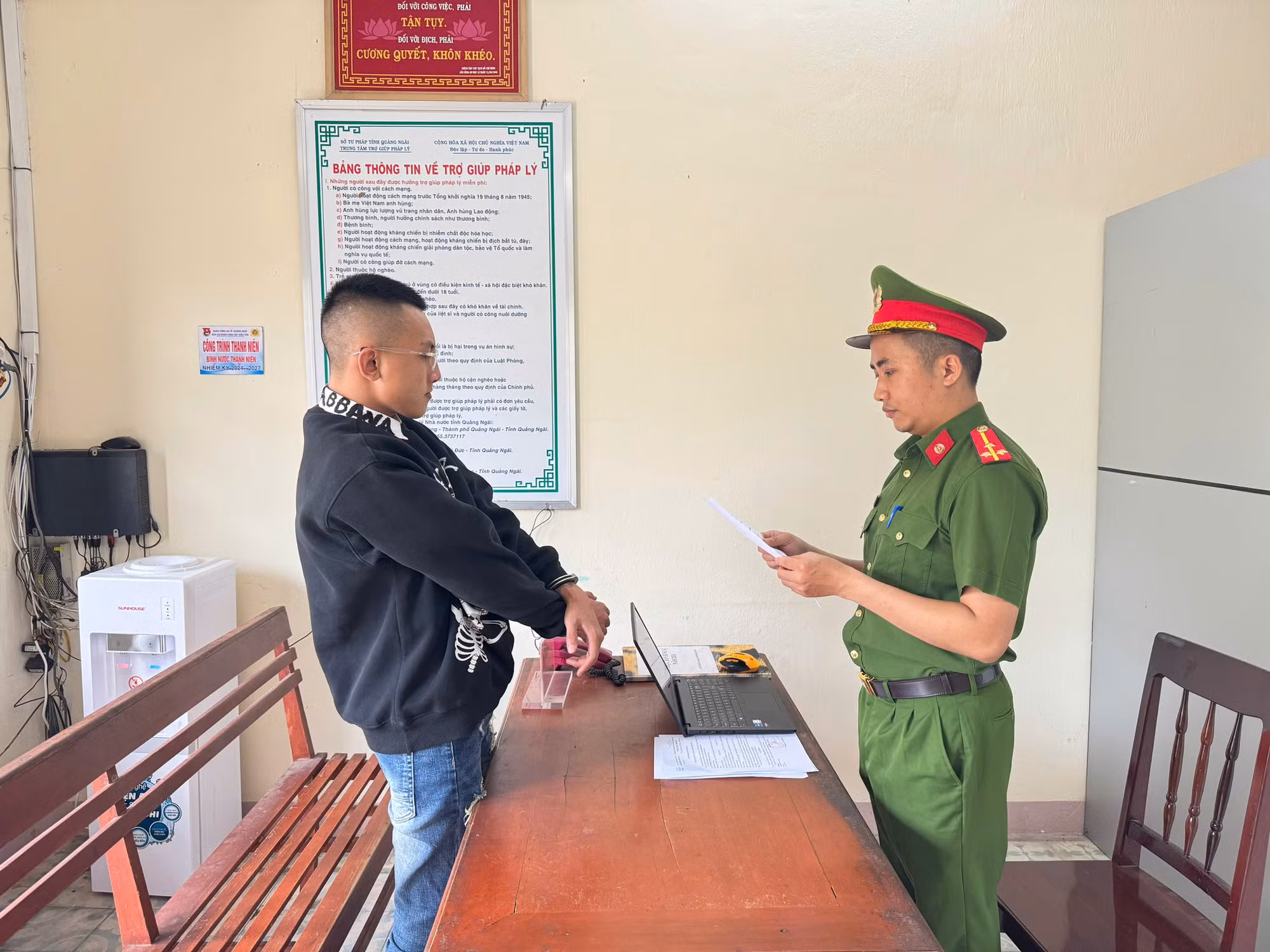 Khởi tố đối tượng quan hệ tình dục với 2 chị em sinh đôi mới 15 tuổi -0