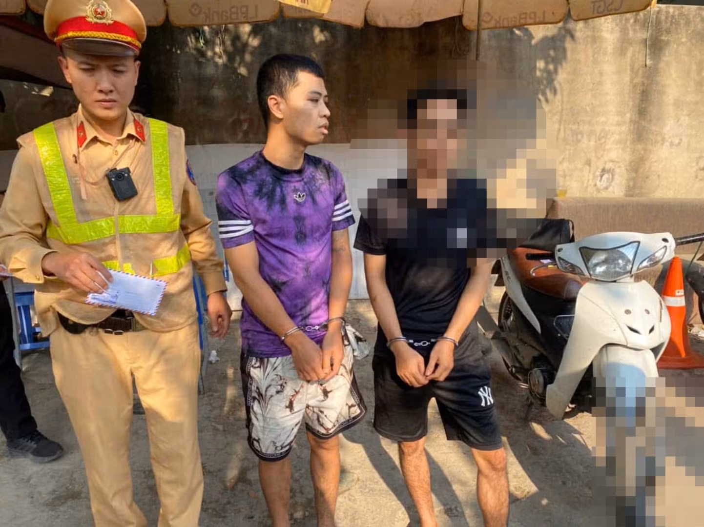Giấu ma túy vừa mua trong túi quần chưa kịp sử dụng đã bị bắt -0
