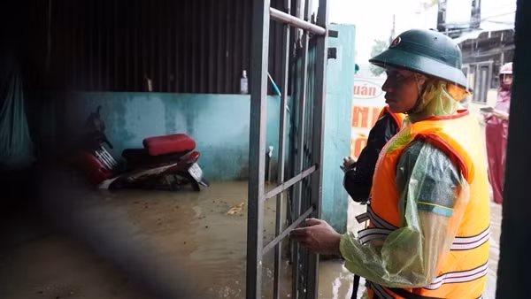 Mưa lớn kéo dài, lực lượng Công an tất bật giúp dân vùng “rốn lũ” của Đà Nẵng sơ tán
