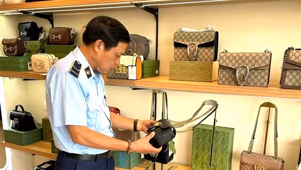 Đà Nẵng phát hiện 2 cơ sở bán hàng giả mạo thương hiệu nổi tiếng