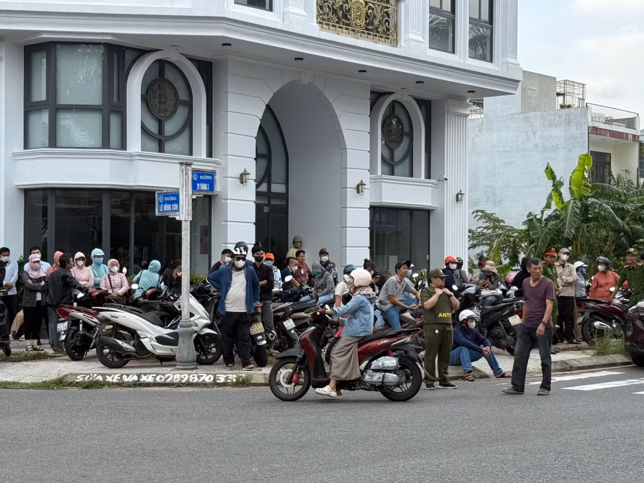 Người dân tập trung trước trụ sở GFDI, đòi Tổng giám đốc “hiện hồn” -0
