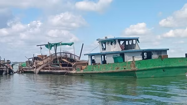 Phát hiện Công ty Đông Tiến bơm hút cát ngoài vị trí được cấp phép