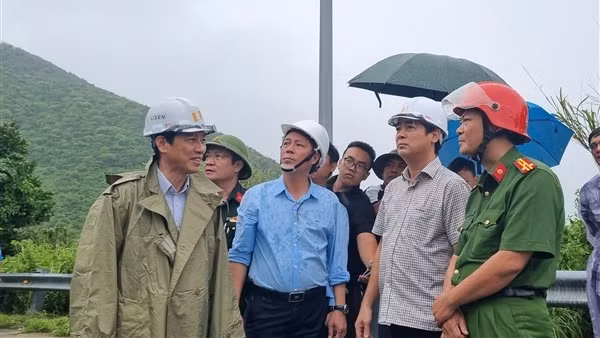 Di dời khẩn tảng đá "treo" trên sườn núi bên đường đèo Cù Hin