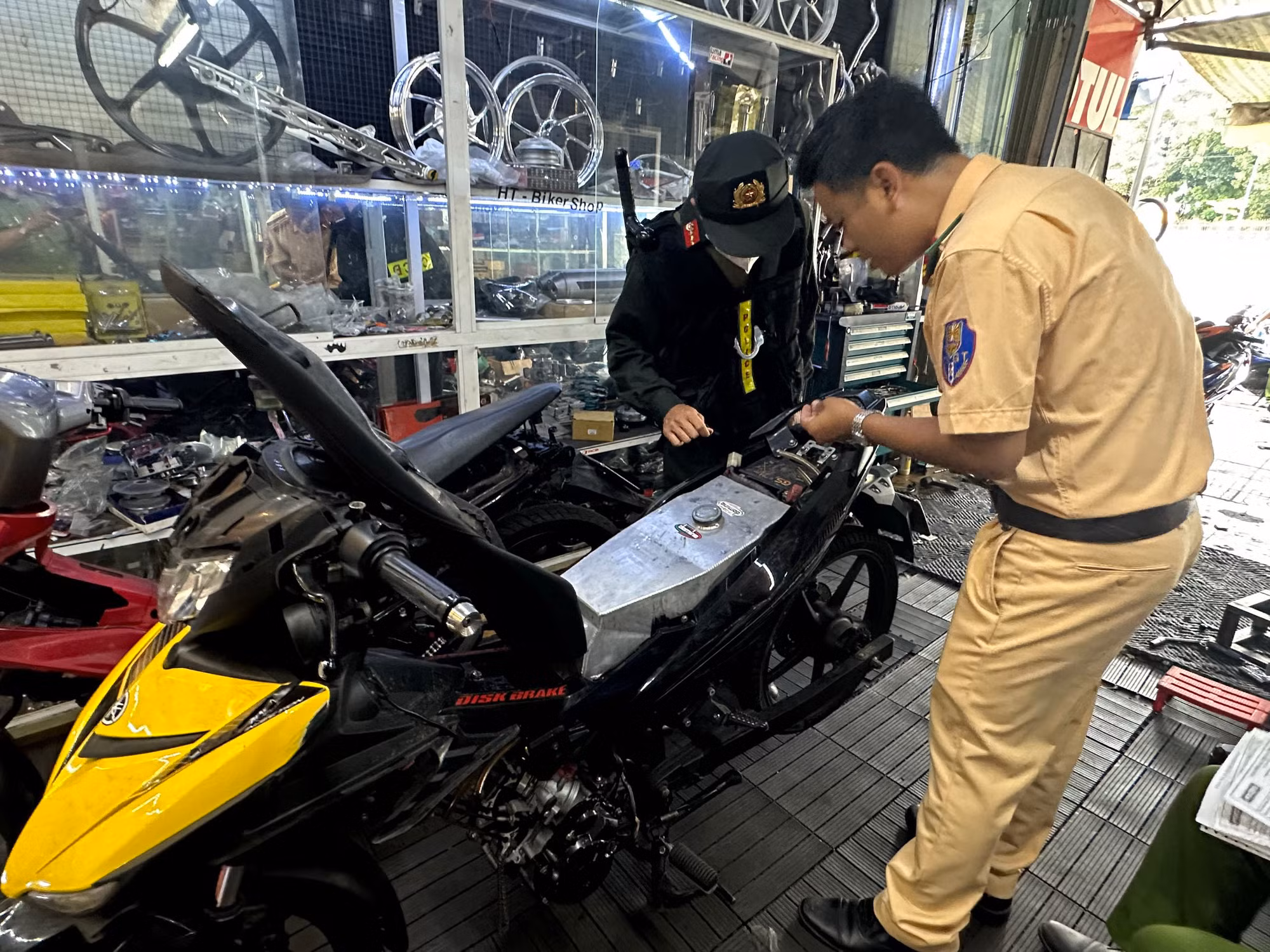 Phát hiện nhiều vi phạm tại các lò “độ chế” xe -0