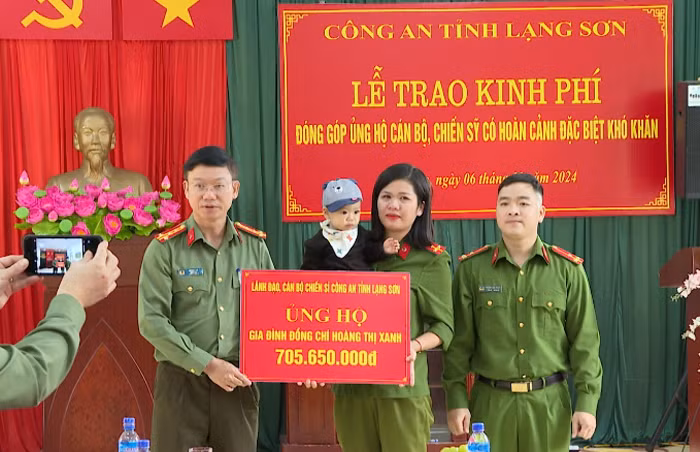 Công an tỉnh trao hơn 705 triệu đồng hỗ trợ gia đình cán bộ, chiến sĩ có hoàn cảnh đặc biệt khó khăn -0