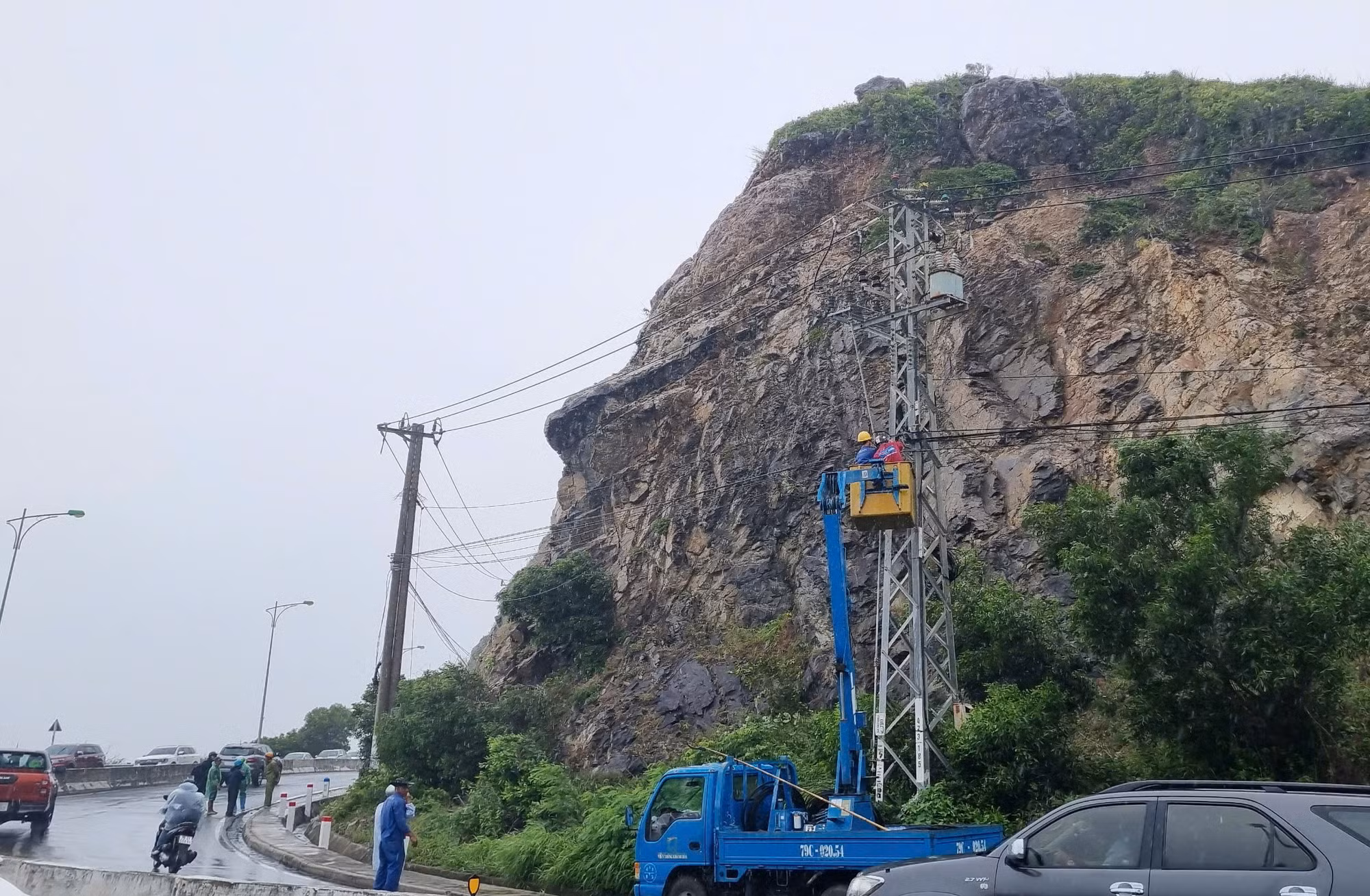  Bí thư Tỉnh ủy Khánh Hòa yêu cầu di dời tảng đá treo bên đường đèo Cù Hin trong 24 giờ -0