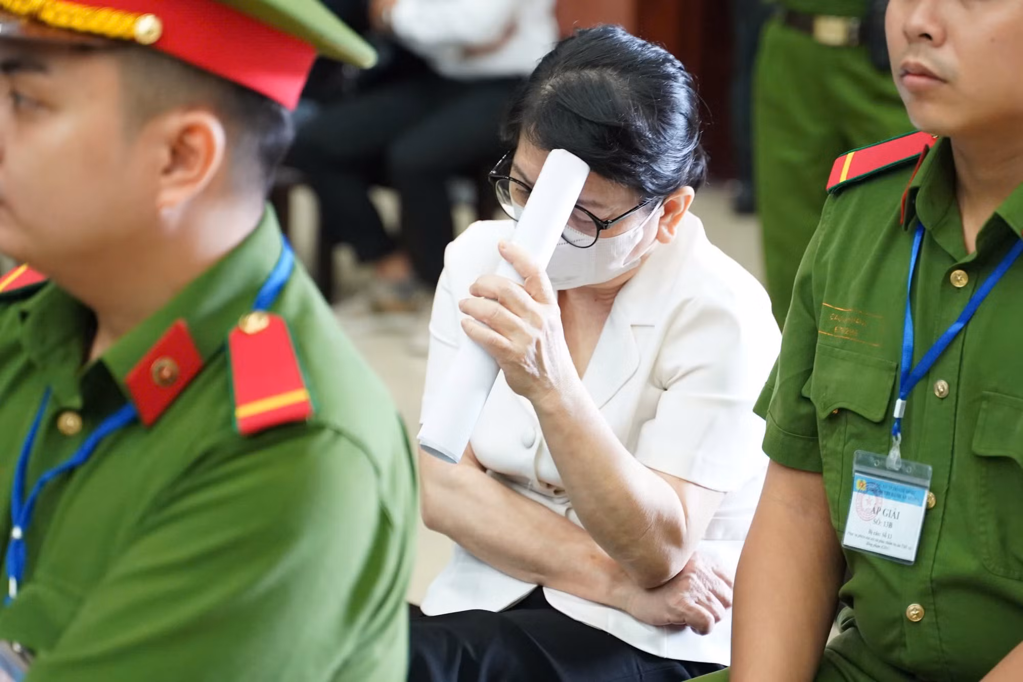 Các cán bộ thanh tra ngân hàng xấu hổ về hành vi của mình và xin giảm nhẹ hình phạt -0