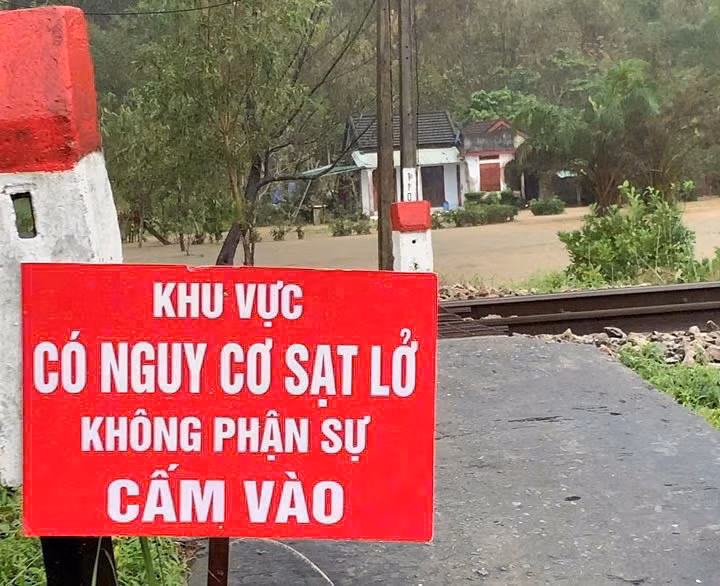 Khẩn trương sơ tán hàng trăm hộ dân ra khỏi vùng nguy cơ sạt lở đất -0