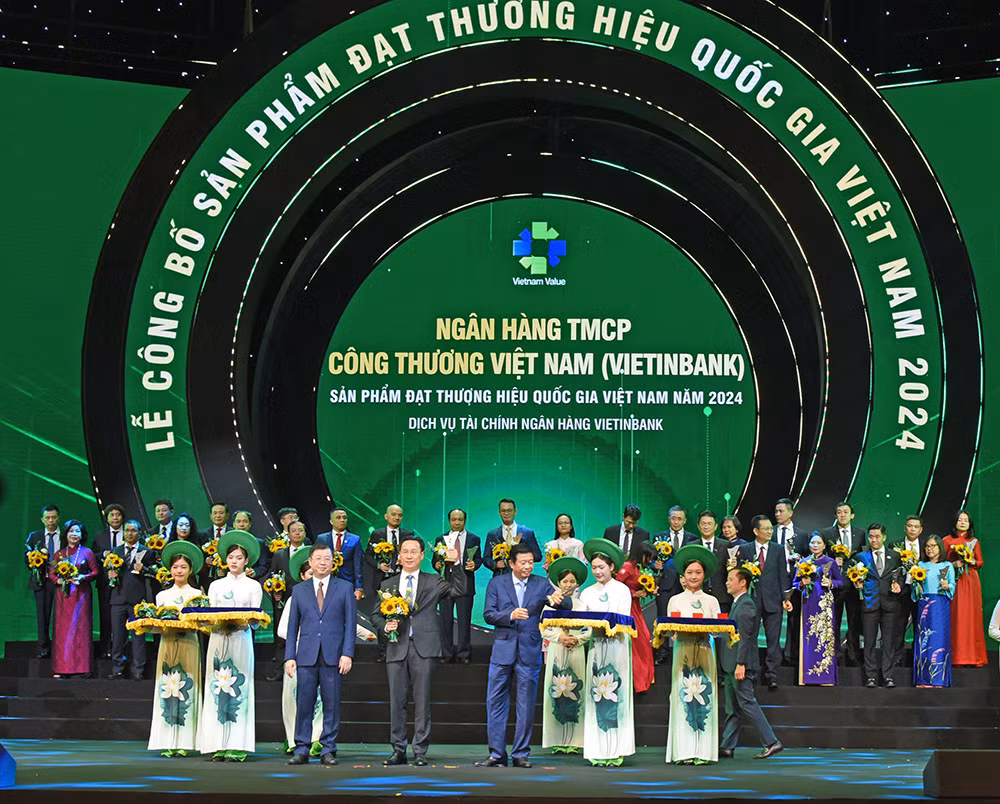 anh 1 vietinbank nhan vinh danh.jpg -0