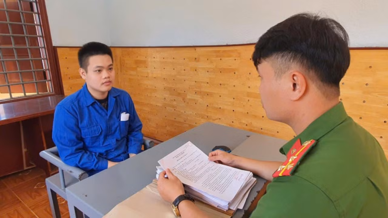 Mang súng ra giải quyết chỉ vì người yêu mâu thuẫn với người khác trên Facebook -0