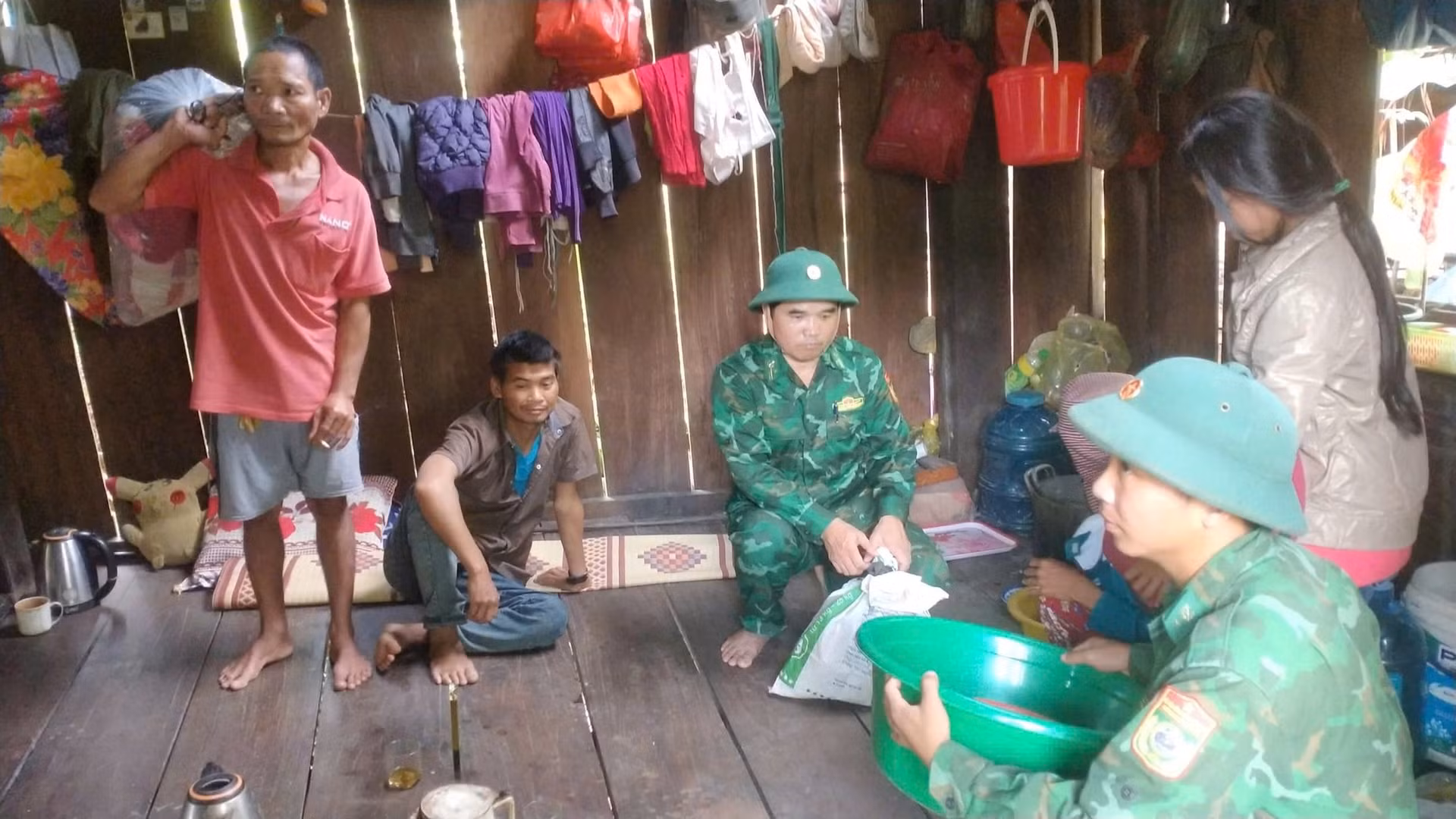 Di dời khẩn cấp 13 hộ dân do nguy cơ sạt lở núi -0