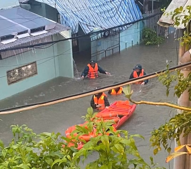 Đà Nẵng mưa lớn ngập nhiều tuyến đường ngập sâu và sạt lở núi -0