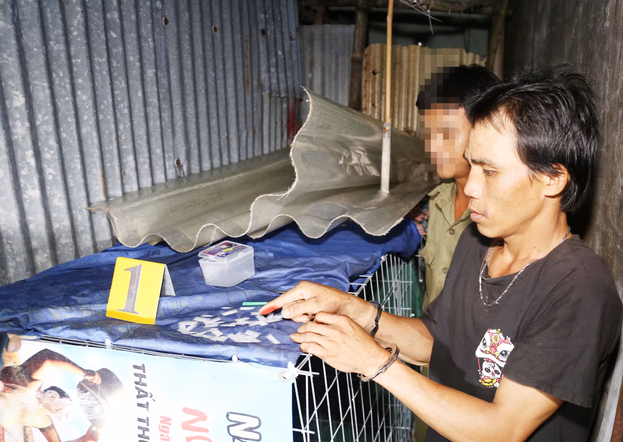 Mua ma túy về bán lại kiếm lời thì bị bắt -0