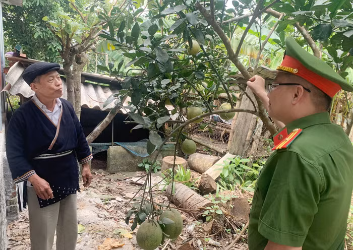 Người viết chữ cổ xóm Phủ -0