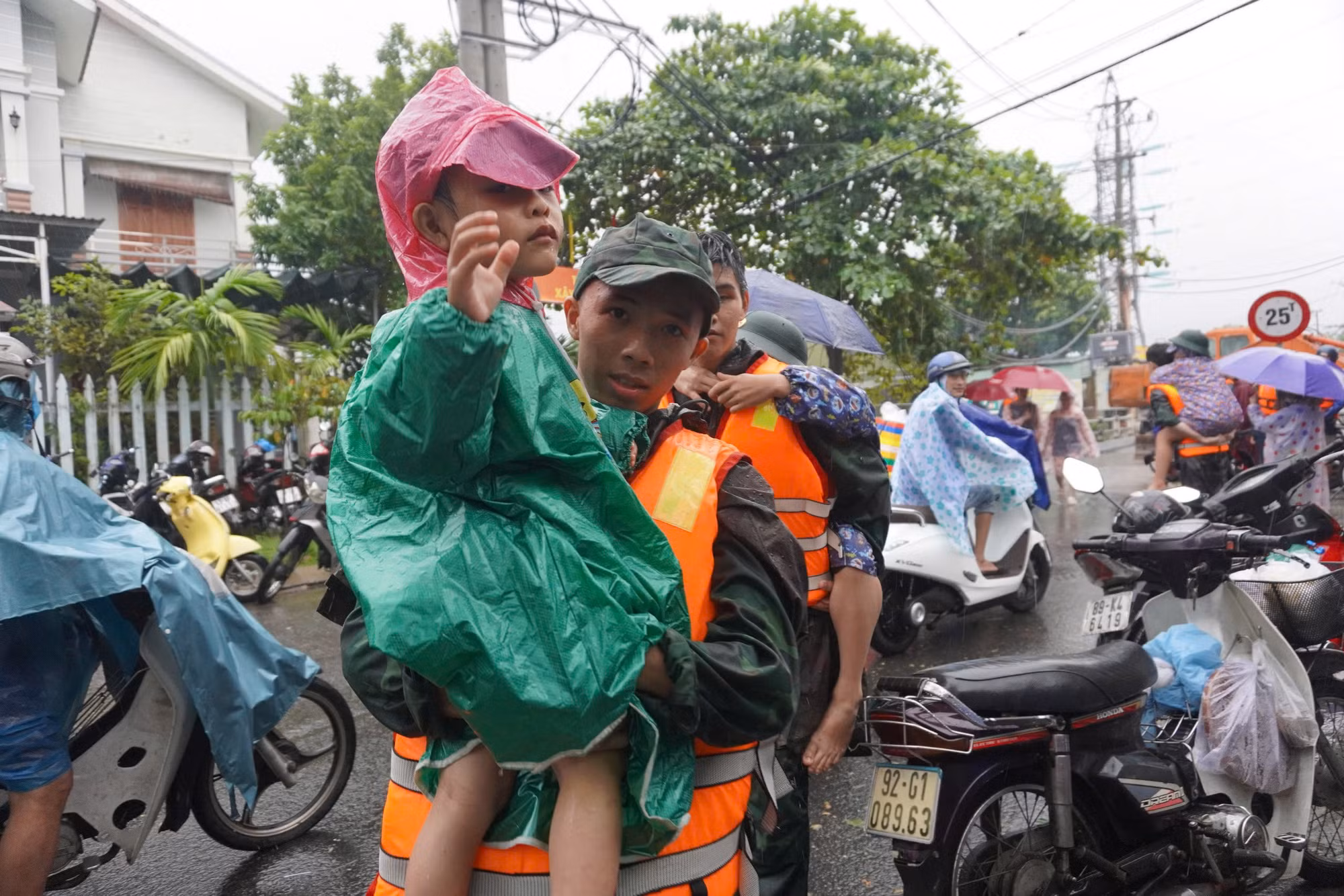 Mưa lớn kéo dài, lực lượng vũ trang tất bật giúp dân vùng “rốn lũ” sơ tán -0