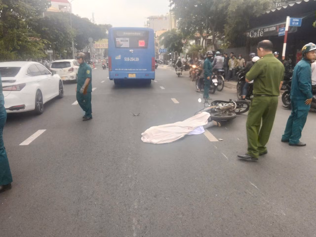 Vượt ẩu tông trúng xe đạp rồi ngã vào bánh xe buýt tử vong -0