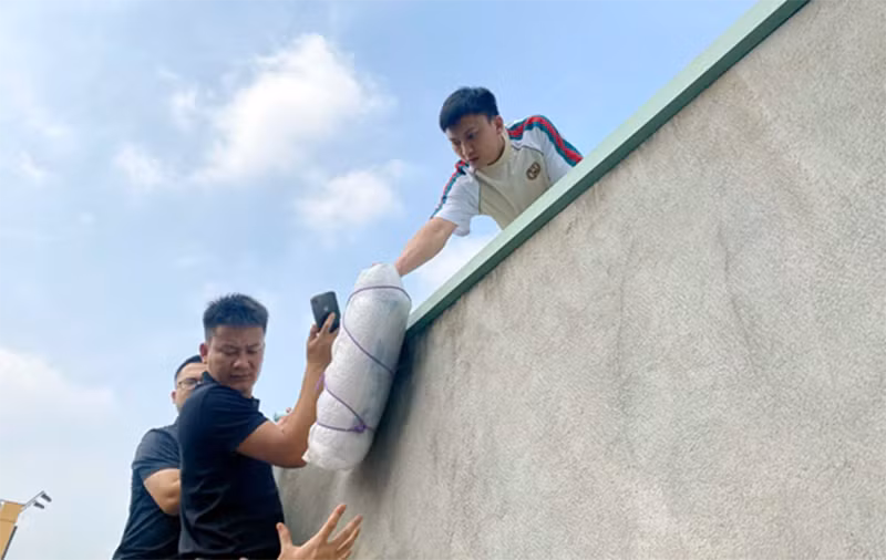 Triệt phá đường dây buôn bán vũ khí xuyên quốc gia “khủng”, thu giữ hơn 500 khẩu súng -2
