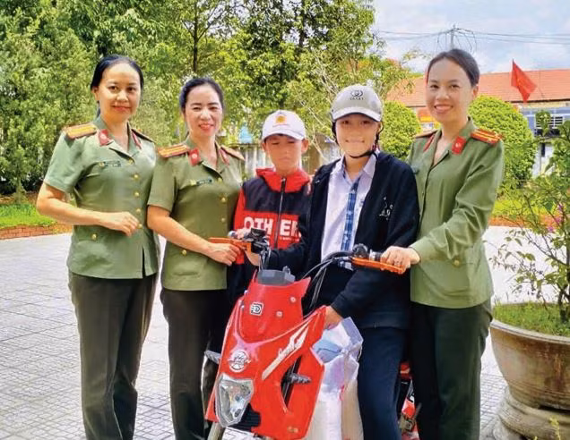17_ ĐB_ “Mẹ đỡ đầu” trong màu sắc phục -2