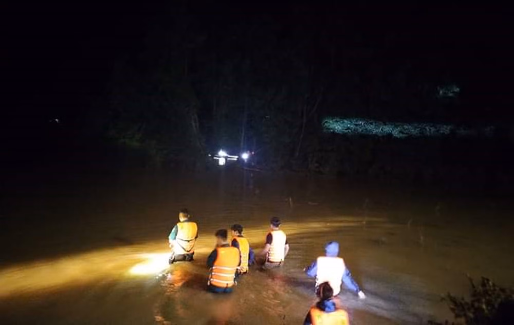 Xuyên đêm tìm kiếm người đàn ông bị lũ cuốn trôi -0