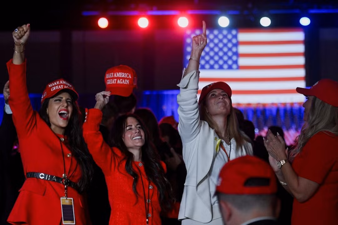 Người Mỹ đón bình minh trong chiến thắng ngoạn mục của ông Trump -0
