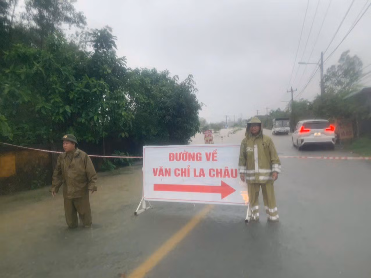 Mưa lớn kéo dài, lực lượng vũ trang tất bật giúp dân vùng “rốn lũ” sơ tán -0