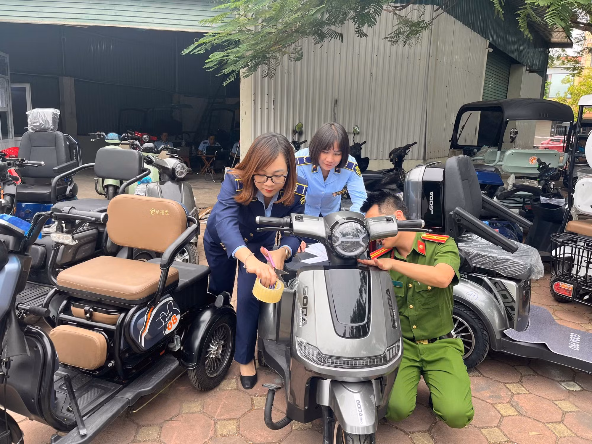 Thu giữ 25 xe điện thuộc diện cấm lưu thông -0