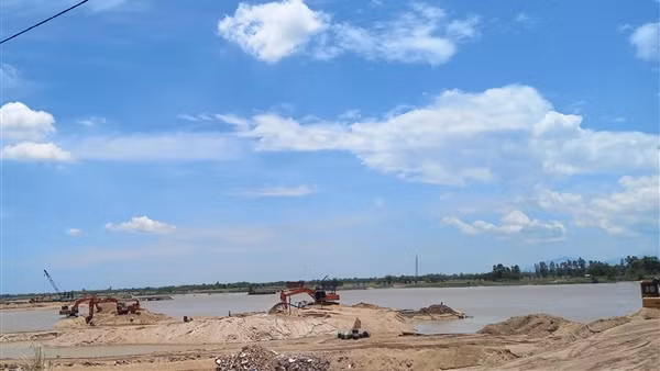 Một doanh nghiệp bị phạt tiền do khai thác cát vượt quá độ sâu cho phép