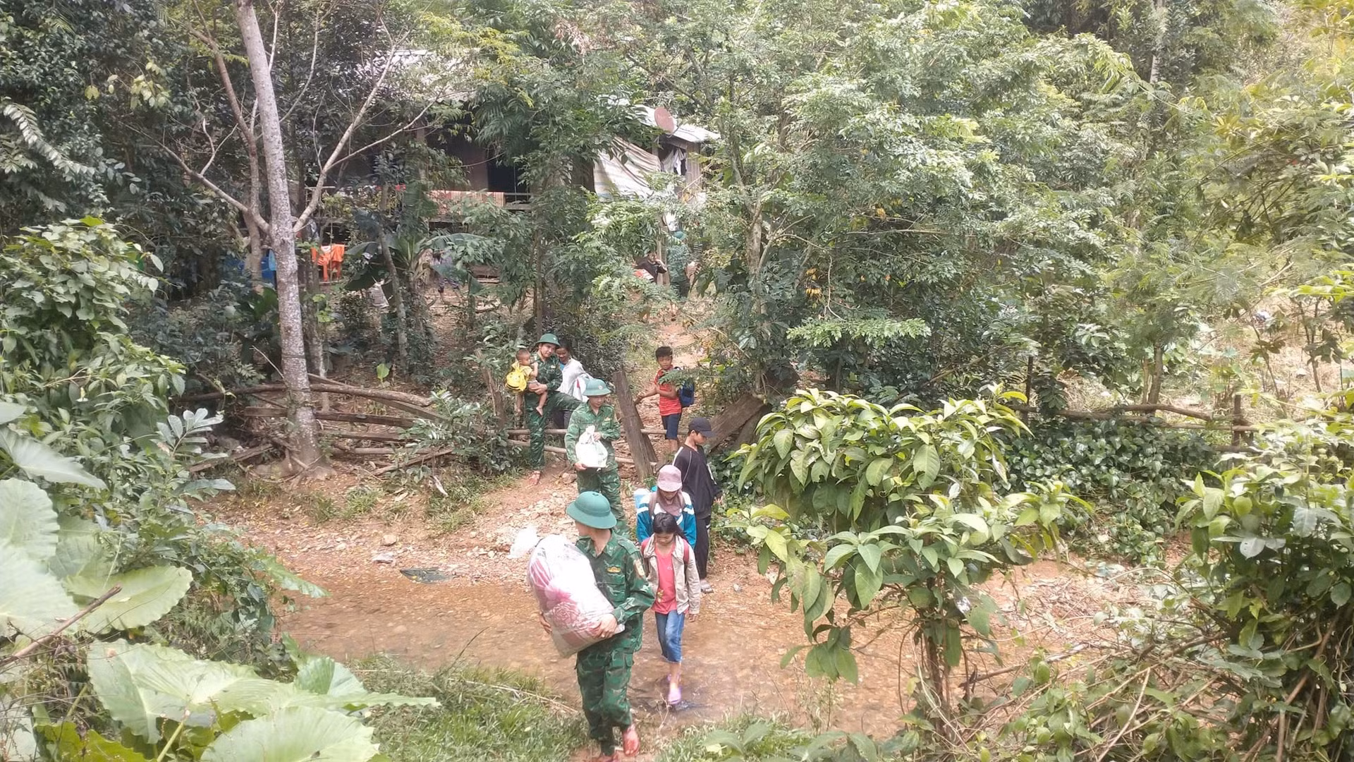 Di dời khẩn cấp 13 hộ dân do nguy cơ sạt lở núi -0