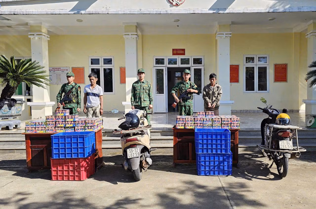 Bắt 2 đối tượng vận chuyển trái phép gần 150 kg pháo nổ -0