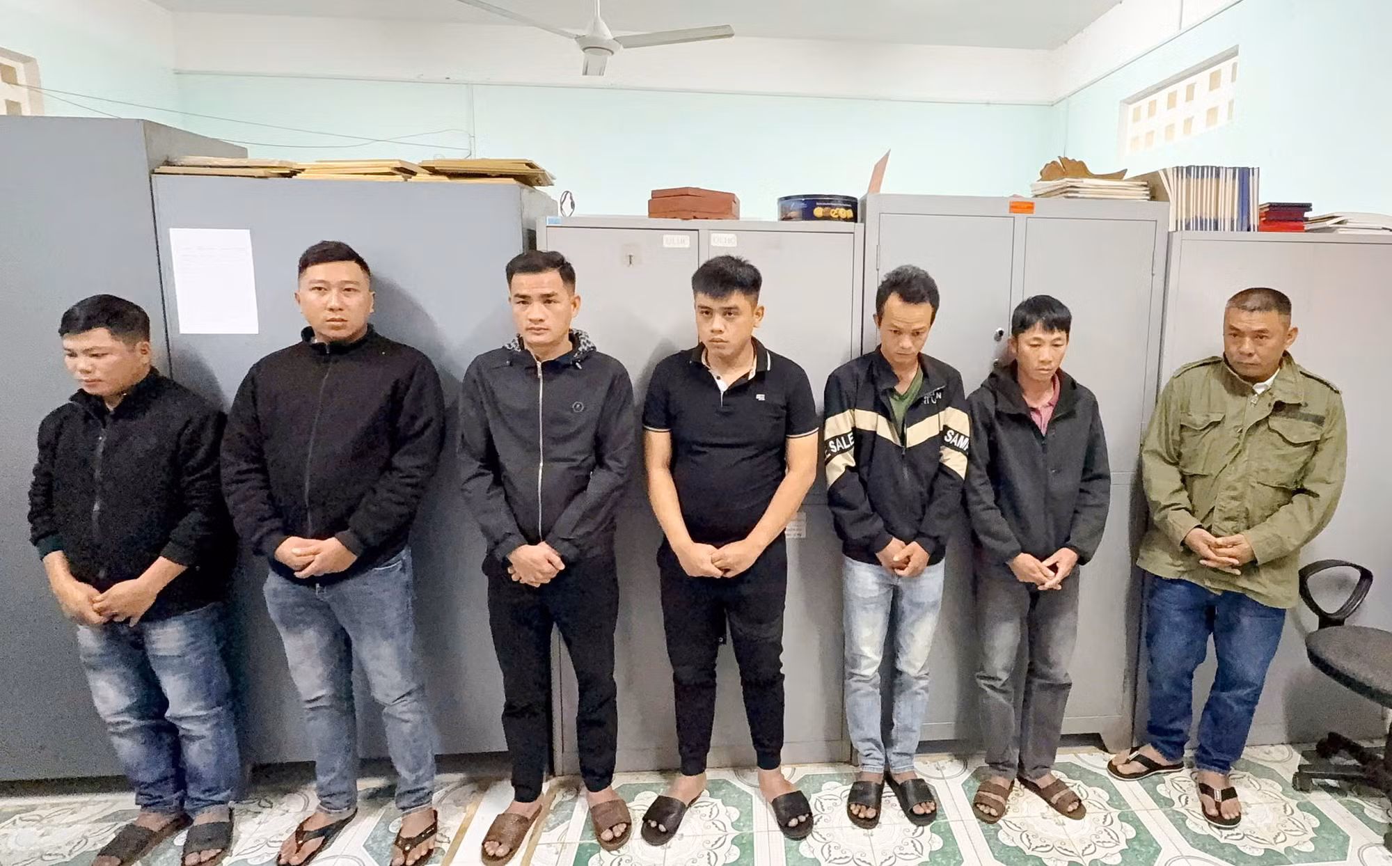  Khởi tố nhóm đánh bạc ẩn sâu bên trong vườn bưởi ở miền sơn cước -0