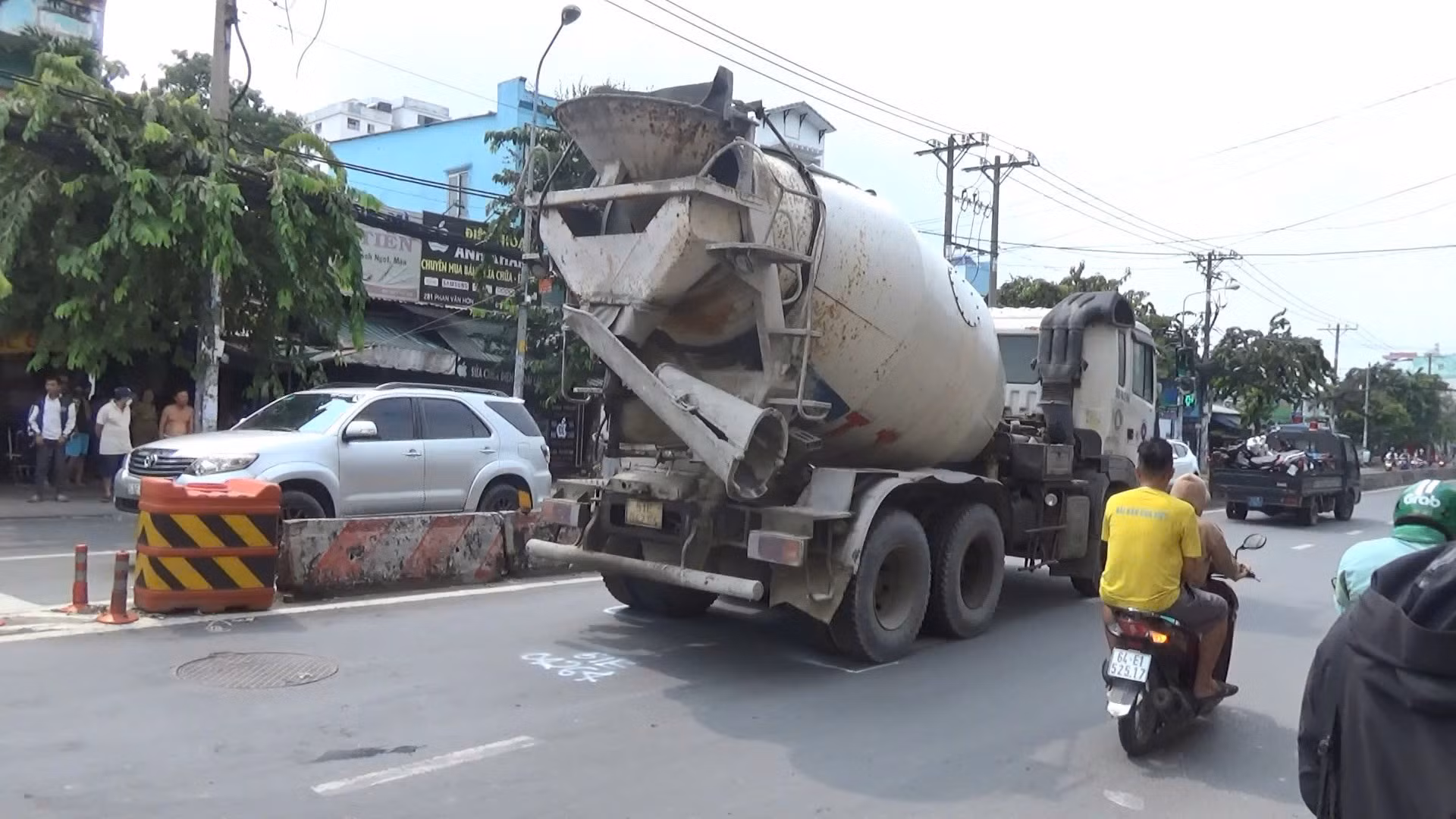 Trên đường chở con đi học về người mẹ bị xe bồn trộn bê tông cán tử vong -0