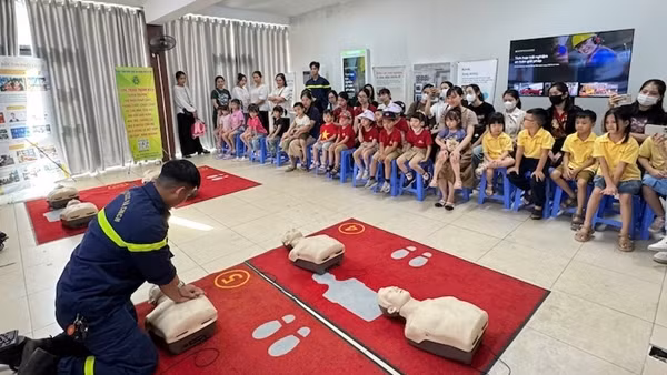 Tuổi trẻ Công an Thủ đô tham gia tuyên truyền, phổ biến pháp luật về PCCC & CNCH