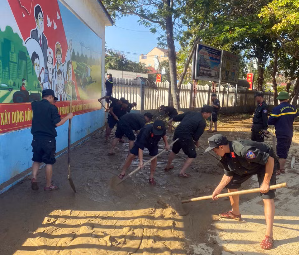 Trung đoàn CSCĐ Bắc Trung Bộ hành quân về vùng lũ giúp dân -1