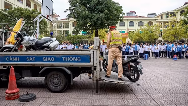CSGT bí mật ghi hình, xử lý học sinh đi xe máy trên 50 cc đến trường