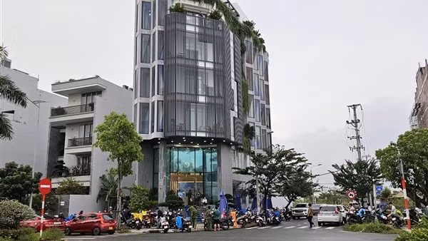Nhiều nhà đầu tư tài chính vây trụ sở một doanh nghiệp ở Đà Nẵng để đòi quyền lợi
