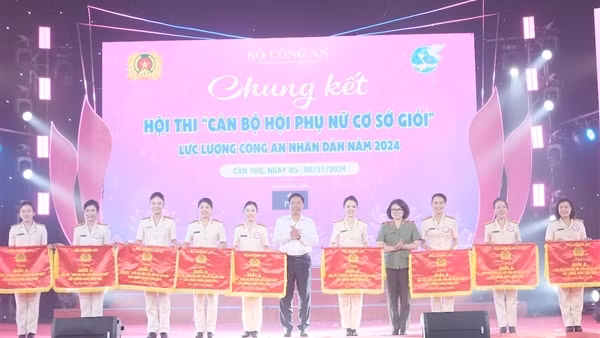 Trao 9 giải A Hội thi cán bộ Hội Phụ nữ cơ sở giỏi năm 2024 của lực lượng CAND