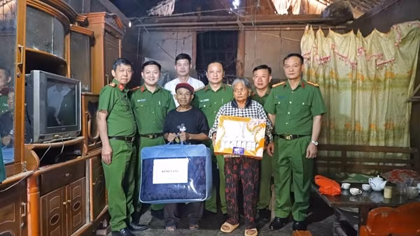 Tặng quà, khám bệnh, cấp thuốc miễn phí cho bà con vùng bị lũ lụt ở Yên Bái