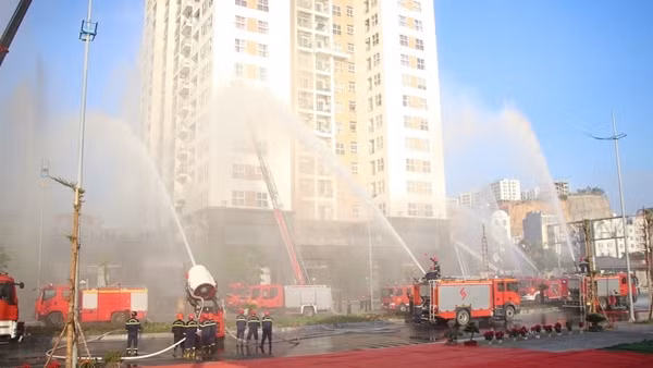 Diễn tập tình huống chữa cháy do nổ pin xe đạp điện gây cháy chung cư