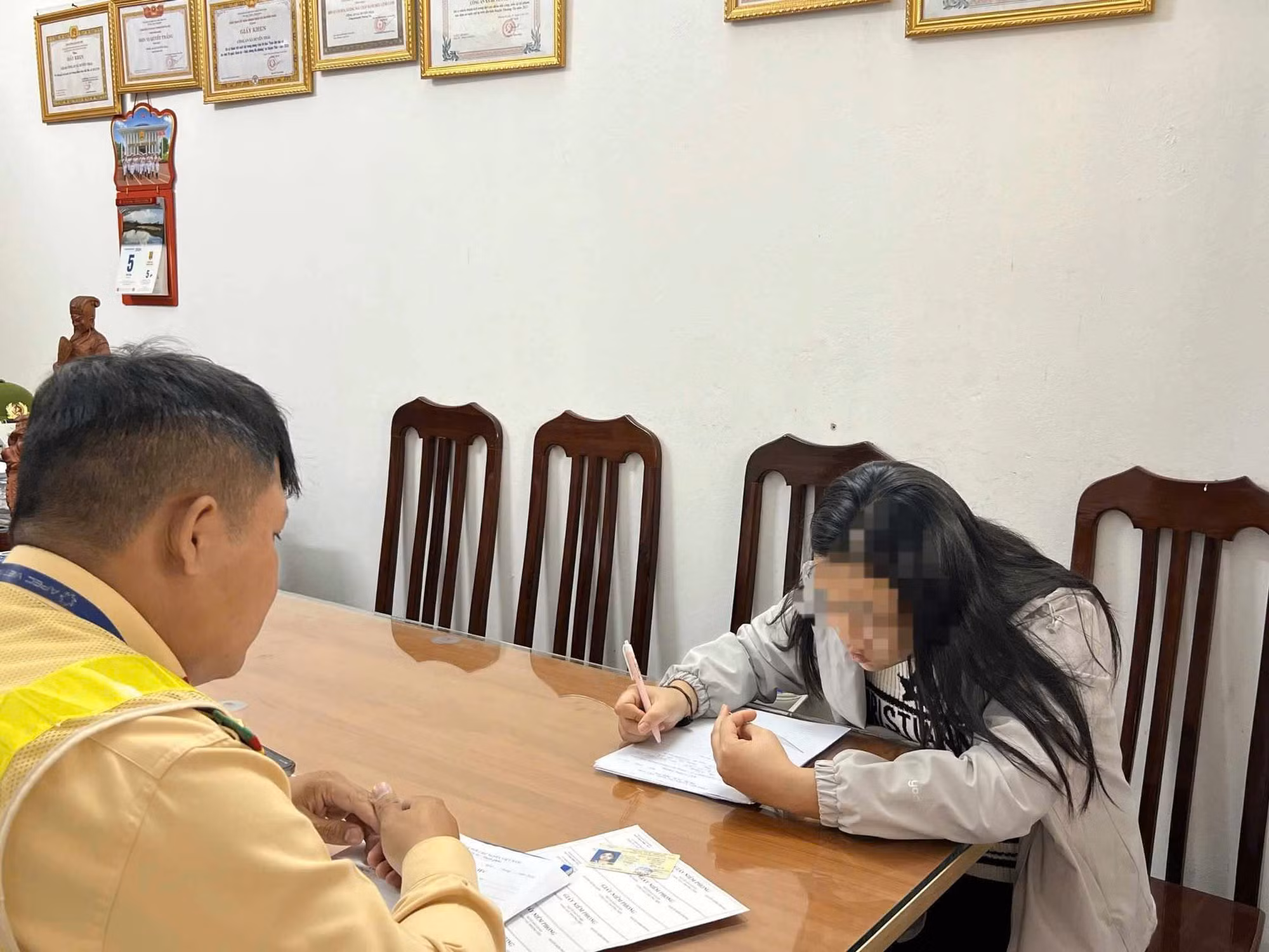 Phạt 17 triệu đồng, tước giấy phép lái xe nữ tài xế ô tô đi ngược chiều trên cao tốc -0