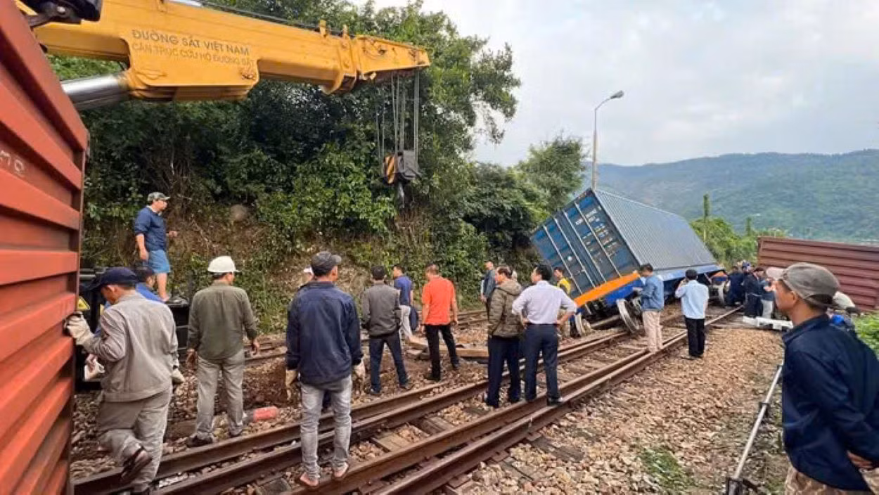 Tàu chở hàng lật 3 toa trên đèo Hải Vân -0