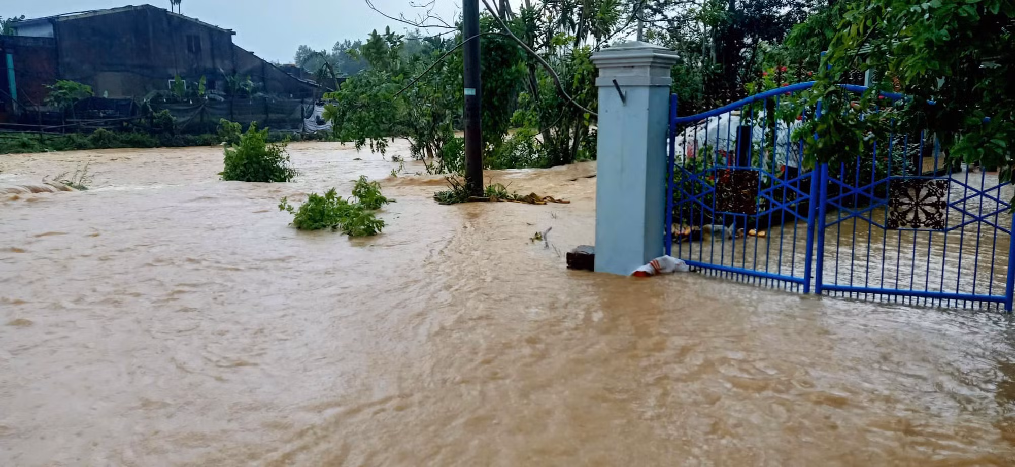 Mưa lớn kéo dài, lực lượng vũ trang tất bật giúp dân vùng “rốn lũ” sơ tán -1