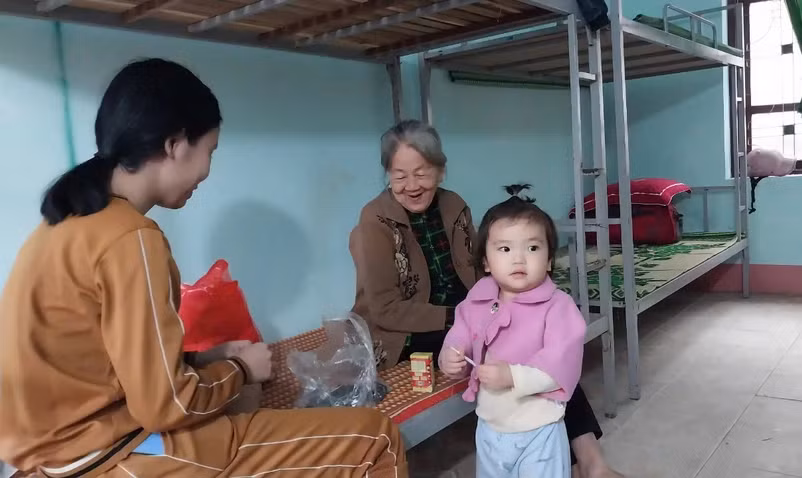 Di dời khẩn cấp 38 hộ dân tránh nguy cơ sạt lở núi -0