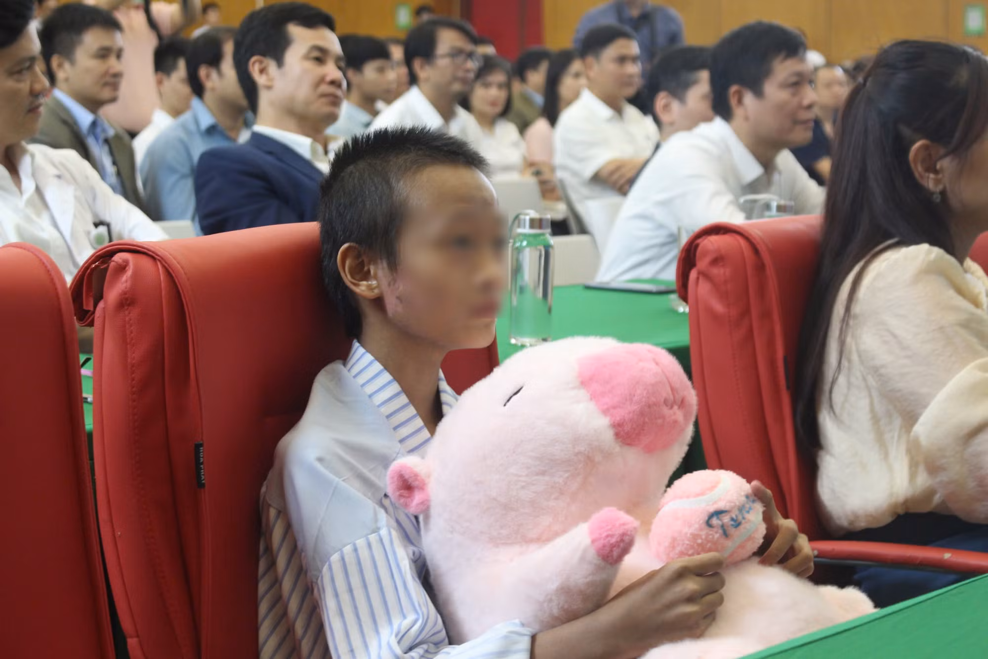 Bé gái Làng Nủ nguy kịch xuất viện sau 50 ngày điều trị -0