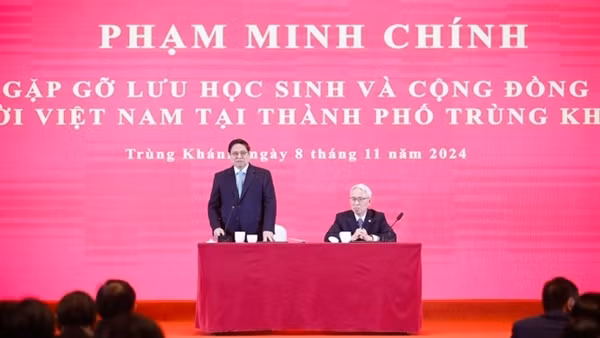 Thủ tướng gặp lưu học sinh và cộng đồng người Việt Nam tại Trùng Khánh, Trung Quốc