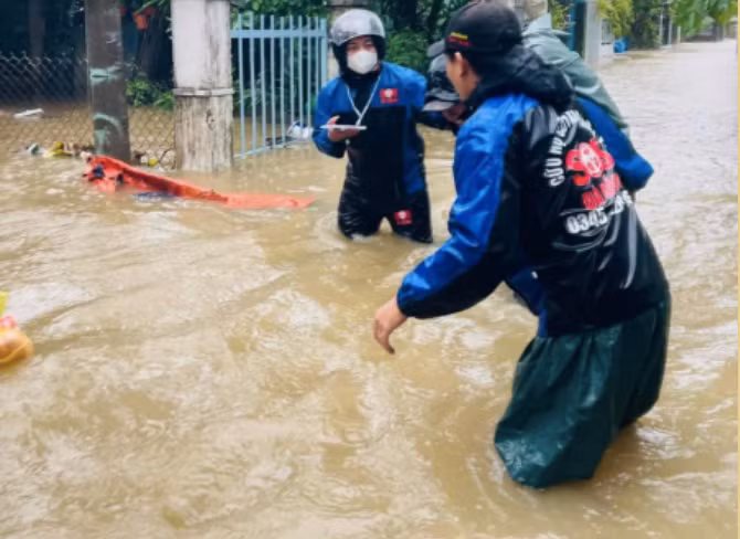Mưa lớn kéo dài, lực lượng Công an tất bật giúp dân vùng “rốn lũ” của Đà Nẵng sơ tán -0