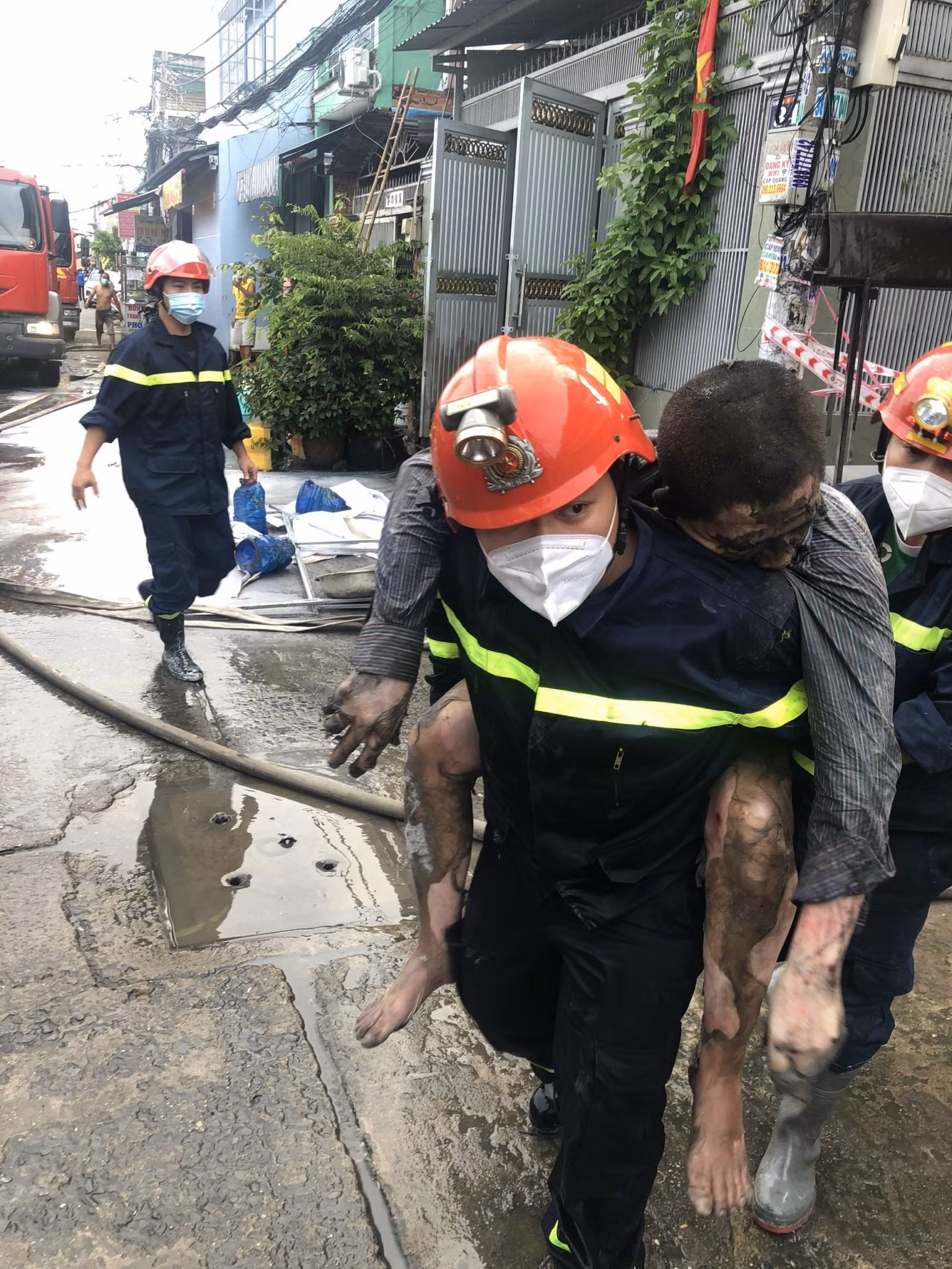 Quả cảm trong lửa khói -0