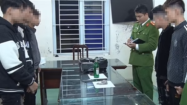 Nhóm thanh thiếu niên nổi hứng yêng hùng mang hung khí đi… “ném dạo”
